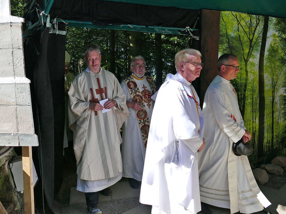 Festgottesdienst zum 1.000 Todestag des Heiligen Heimerads auf dem Hasunger Berg (Foto: Karl-Franz Thiede) Festgottesdienst zum 1.000 Todestag des Heiligen Heimerads auf dem Hasunger Berg (Foto: Karl-Franz Thiede)